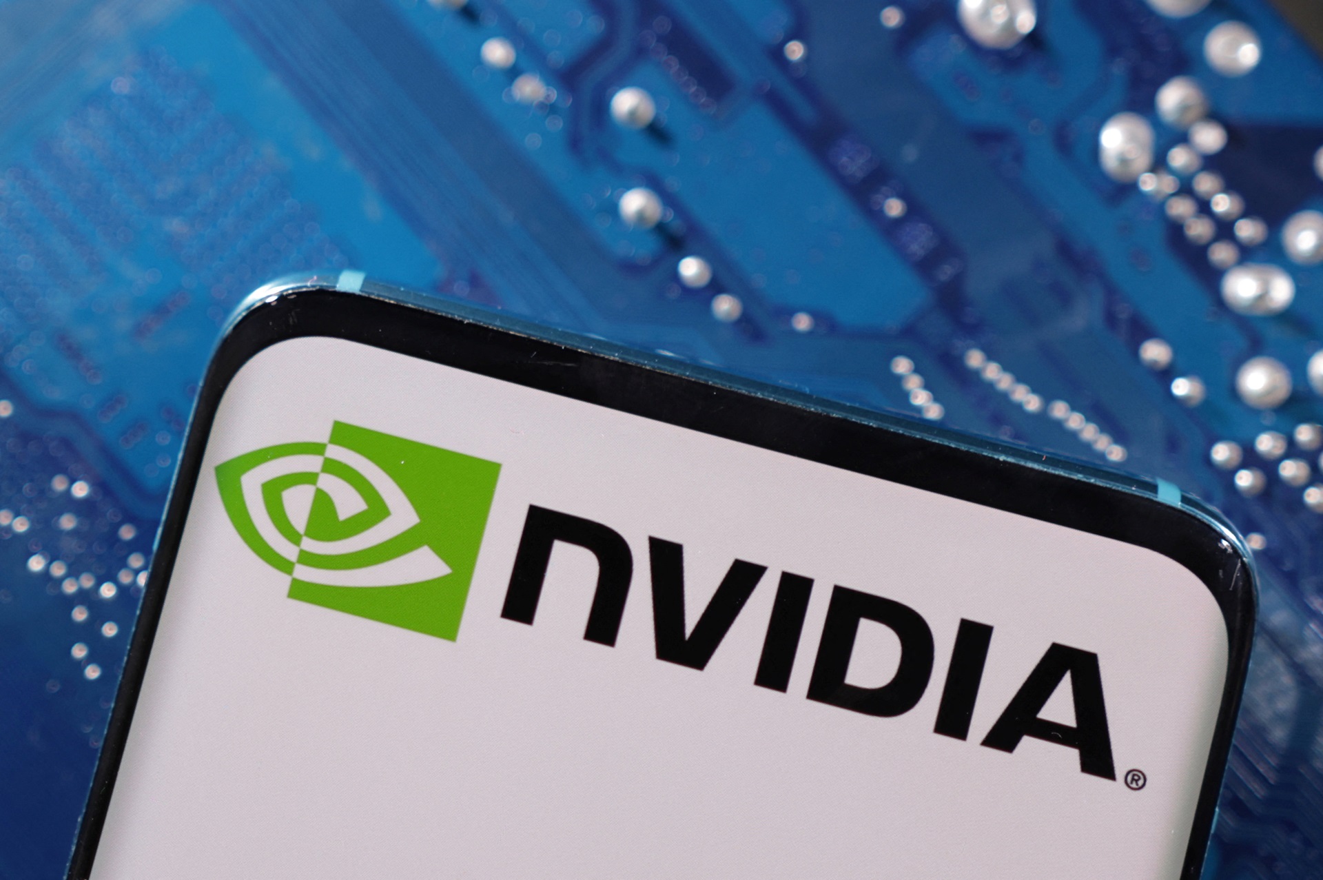 eua-avaliam-se-deixam-nvidia-vender-chips-h200-para-china,-dizem-fontes