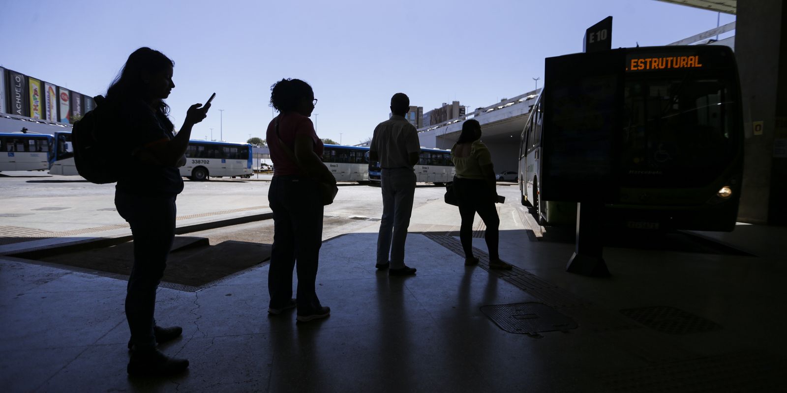 nove-em-cada-10-mulheres-ja-sofreram-violencia-ao-se-deslocar-a-noite