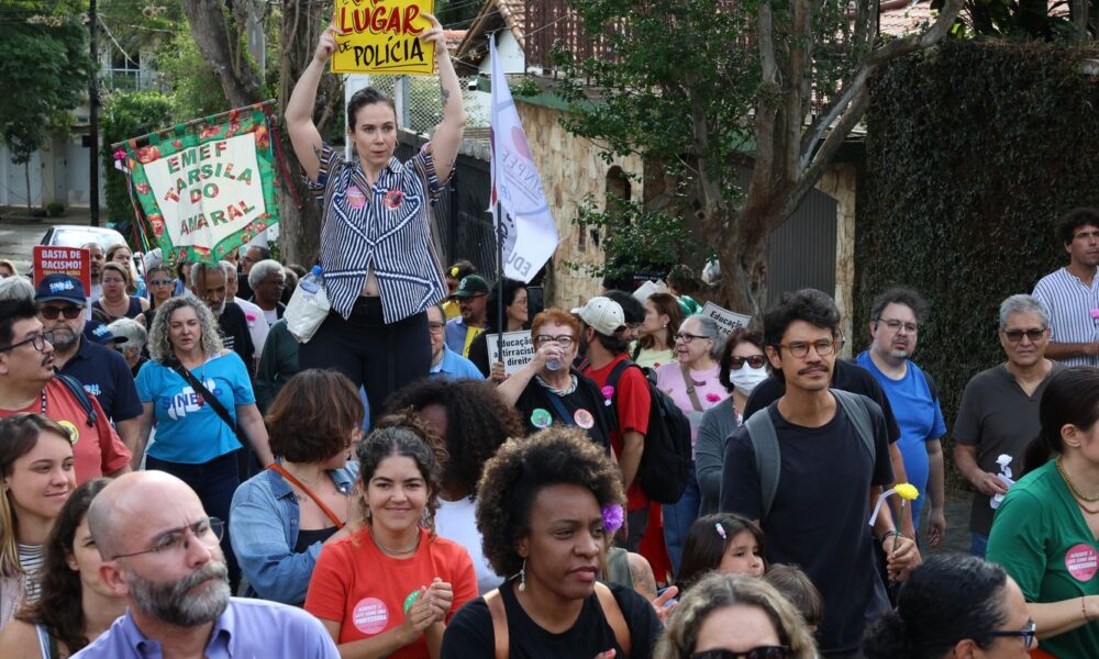 manifestantes-protestam-contra-entrada-de-pms-armados-em-escola-de-sp