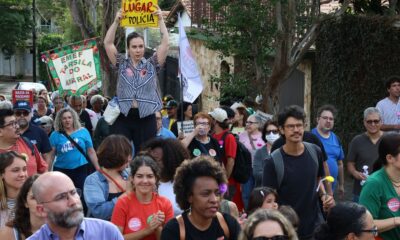 manifestantes-protestam-contra-entrada-de-pms-armados-em-escola-de-sp