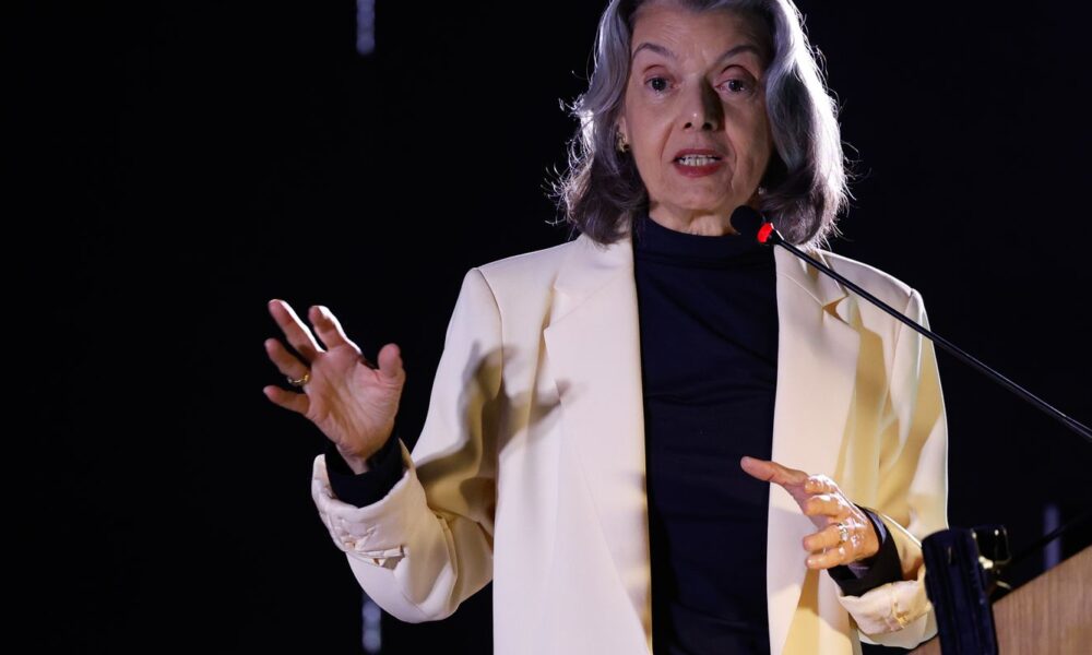 carmen-lucia:-“ditadura-e-como-erva-daninha-que-precisa-ser-cortada”