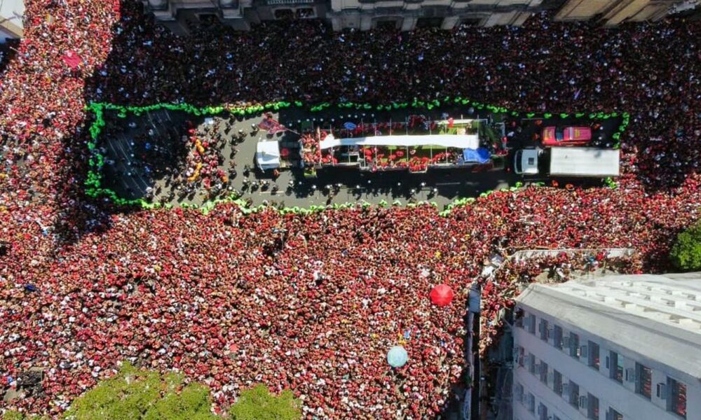 familias-se-juntam-a-multidao-para-festejar-titulo-do-flamengo-no-rj