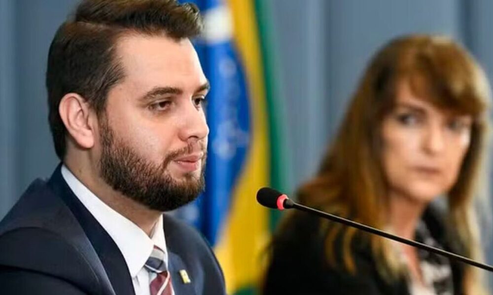 moraes-pede-que-filipe-martins-explique-uso-de-rede-social