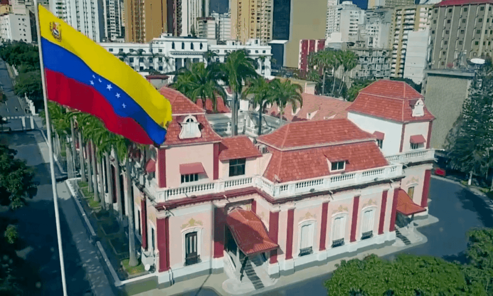 erro-de-comunicacao-resulta-em-disparos-perto-de-palacio-presidencial-em-caracas