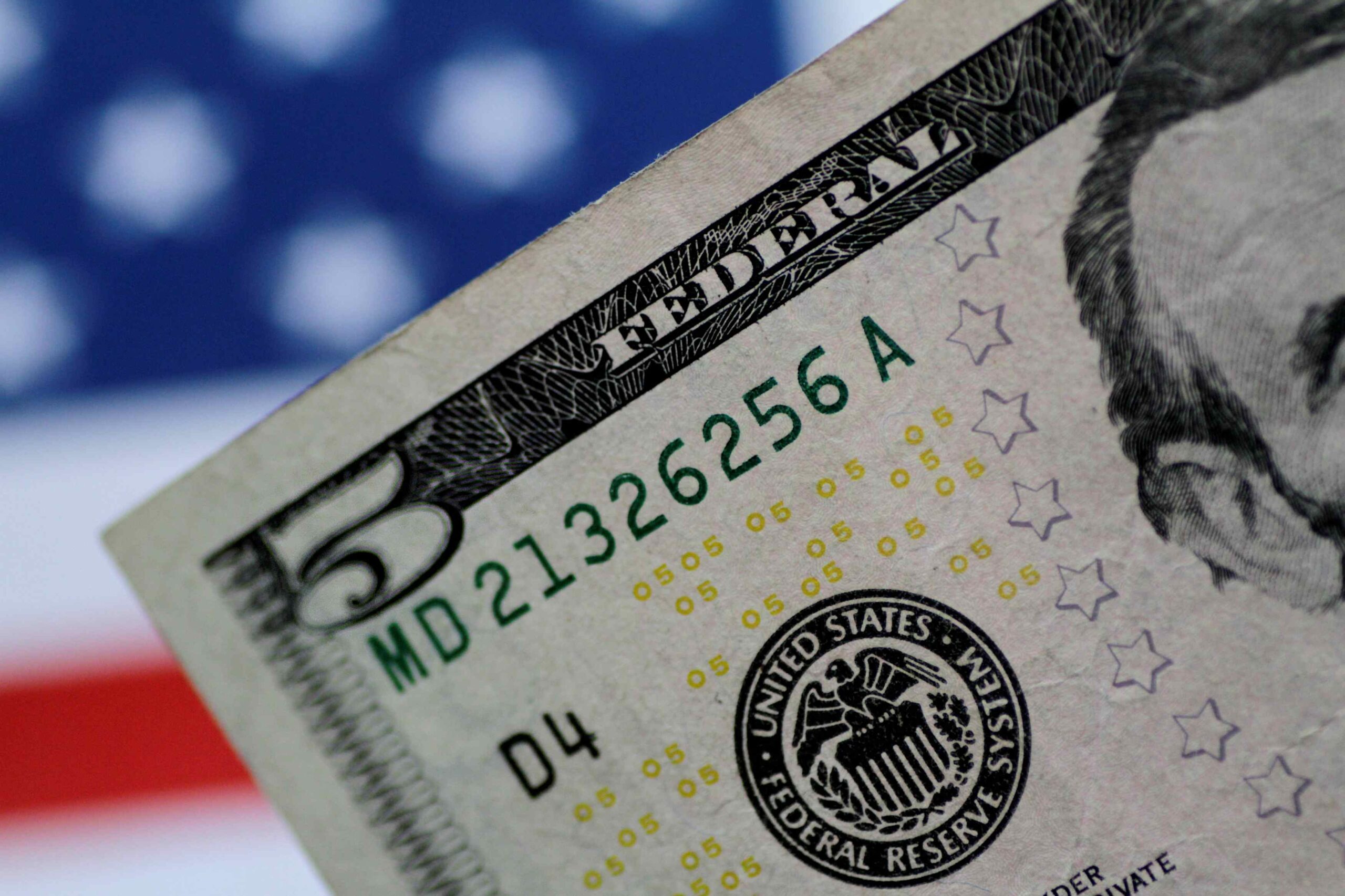 dolar-recua-abaixo-de-r$-5,20-com-mercado-atento-a-juros-no-brasil-e-eua