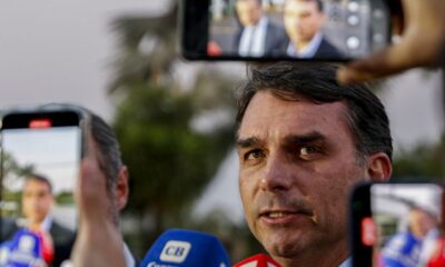 “todo-mundo-vai-ser-candidato”,-diz-flavio-sobre-familia-bolsonaro