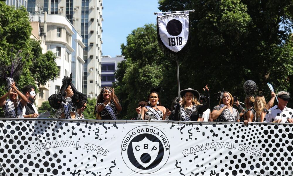 cordao-do-bola-preta-celebra-tradicao-de-107-carnavais-no-rio