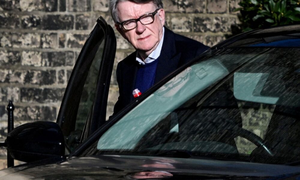 ex-embaixador-britanico-e-preso-apos-revelacoes-relacionadas-a-epstein