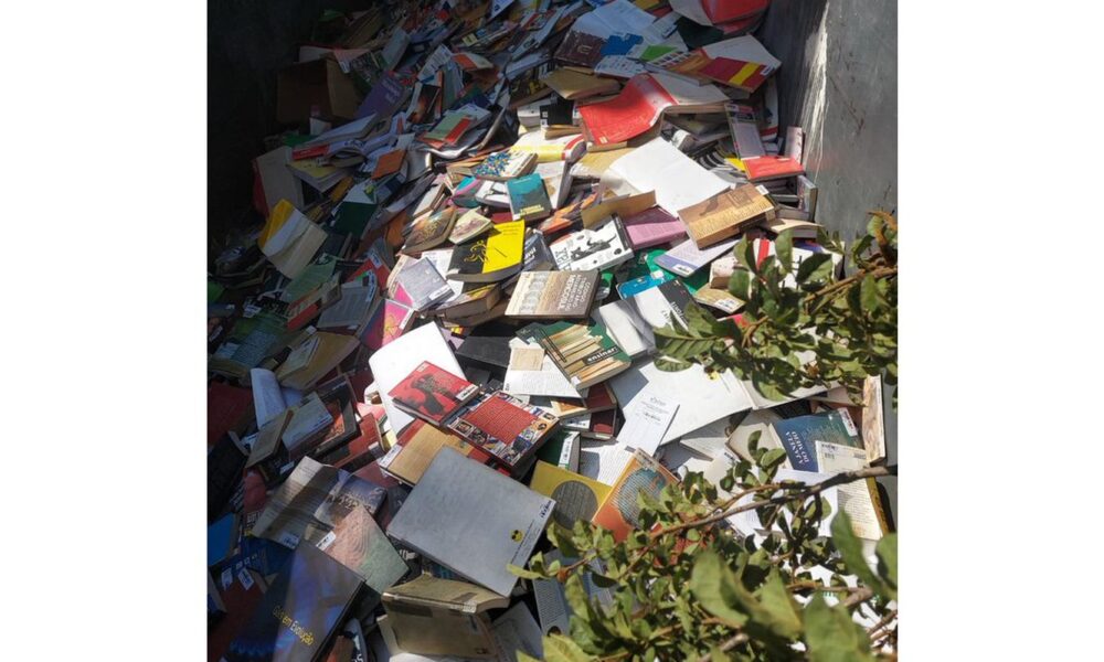 prefeitura-de-osasco-joga-no-lixo-livros-de-biblioteca-municipal