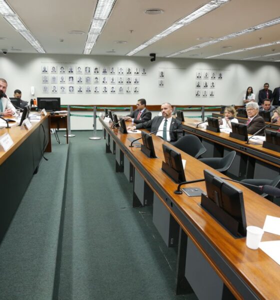 conselho-de-etica-adia-analise-contra-deputados-por-quebra-de-decoro