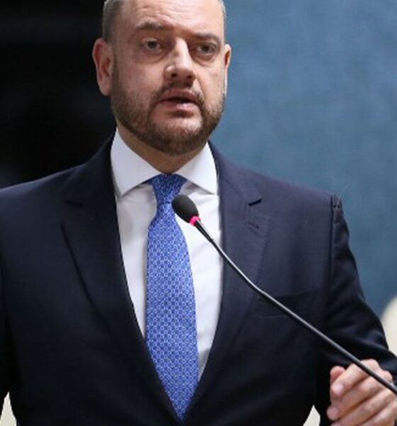 governador-em-exercicio-do-rio-troca-comando-de-secretarias