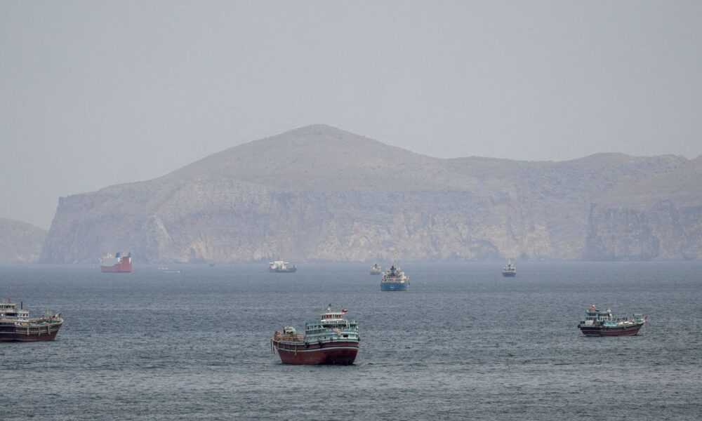 misseis-atingem-navio-de-guerra-dos-eua-que-tentava-entrar-em-ormuz
