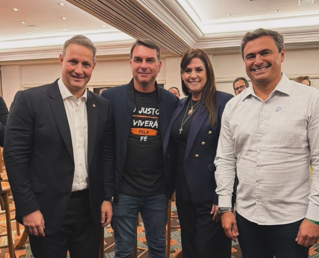 flavio-bolsonaro-se-encontra-com-simone-marquetto,-uma-das-cotadas-para-ser-sua-vice