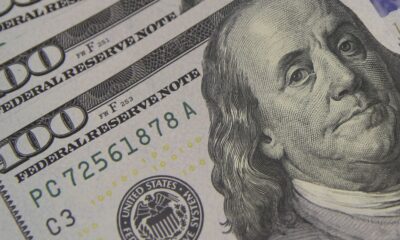 dolar-sobe-a-r$-5,06,-e-bolsa-cai-com-tensao-global-e-ruido-politico