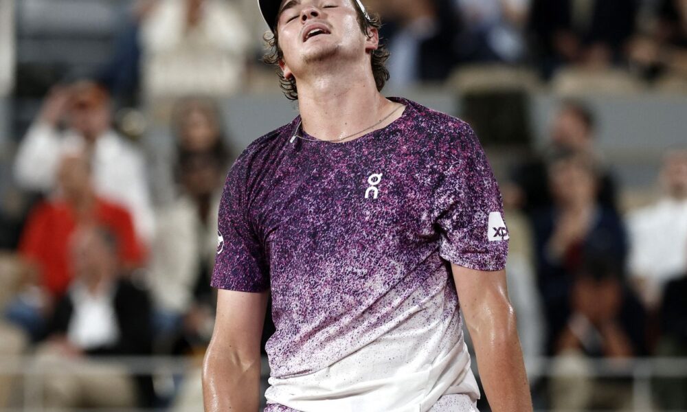 joao-fonseca-luta,-mas-da-adeus-a-roland-garros-apos-reves-para-mensik