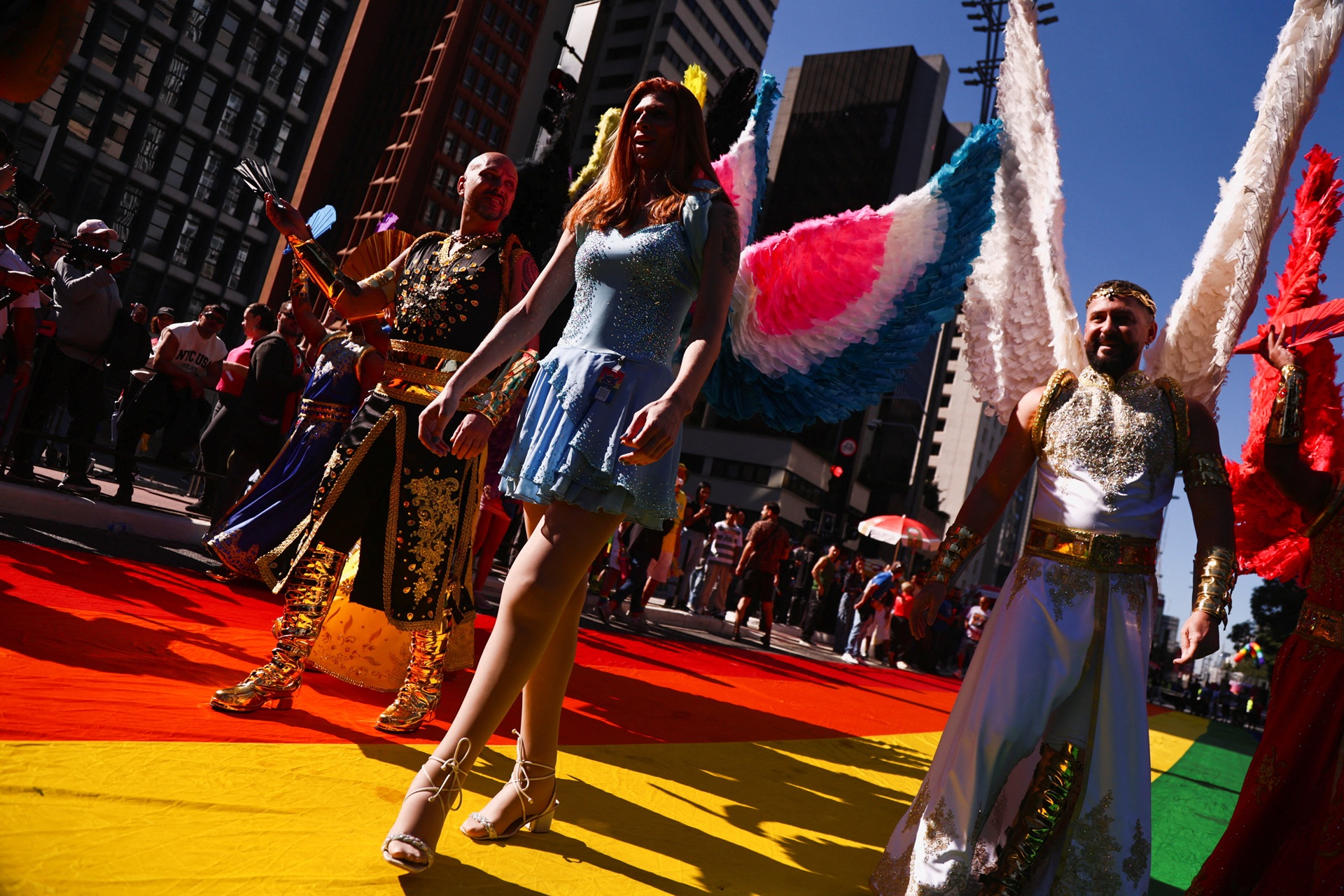 parada-lgbt+-reune-multidao-em-sp;-organizacao-critica-projeto-que-veta-menores