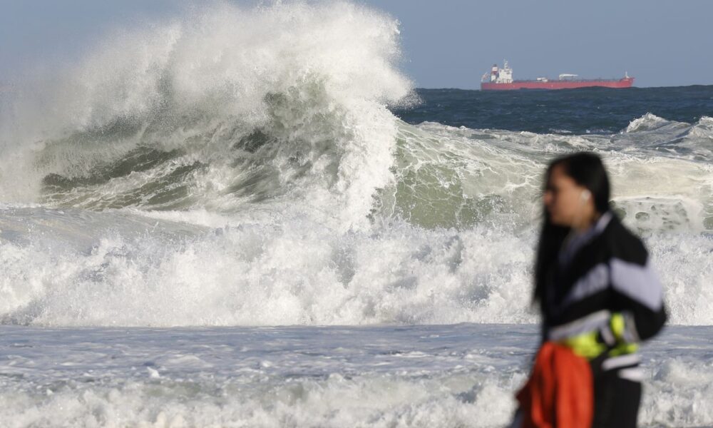 rio-entra-em-alerta-para-ressaca-e-ondas-de-ate-2,5-metros